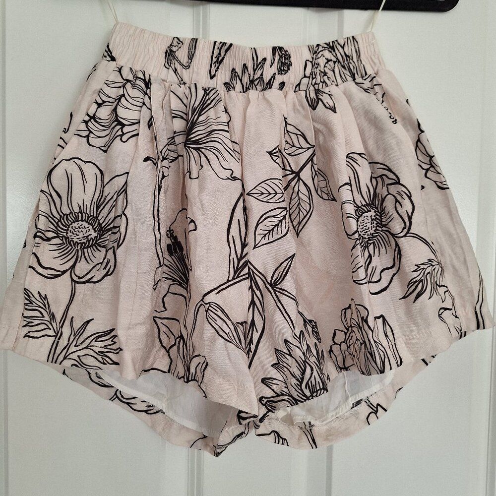 Klesis cream floral short size S‎